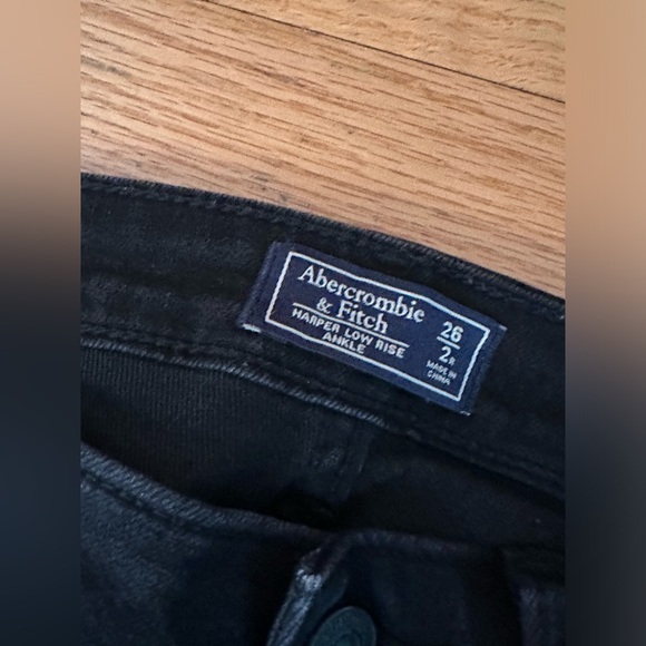 Abercrombie & Fitch Black Harper Low Rise Ankle Jeans Size 26 / 2 Regular - Picture 3 of 7